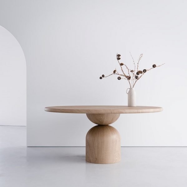 tavolo rotondo di design in legno naturale con base scultorea centrale