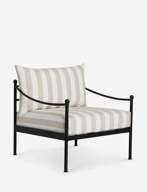Poltrona moderna da esterno beige a righe con struttura in metallo